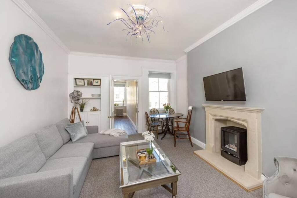 Georgian Apartment Located In The Center Of Bath. Bagian luar foto