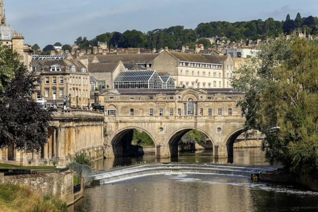 Georgian Apartment Located In The Center Of Bath. Bagian luar foto